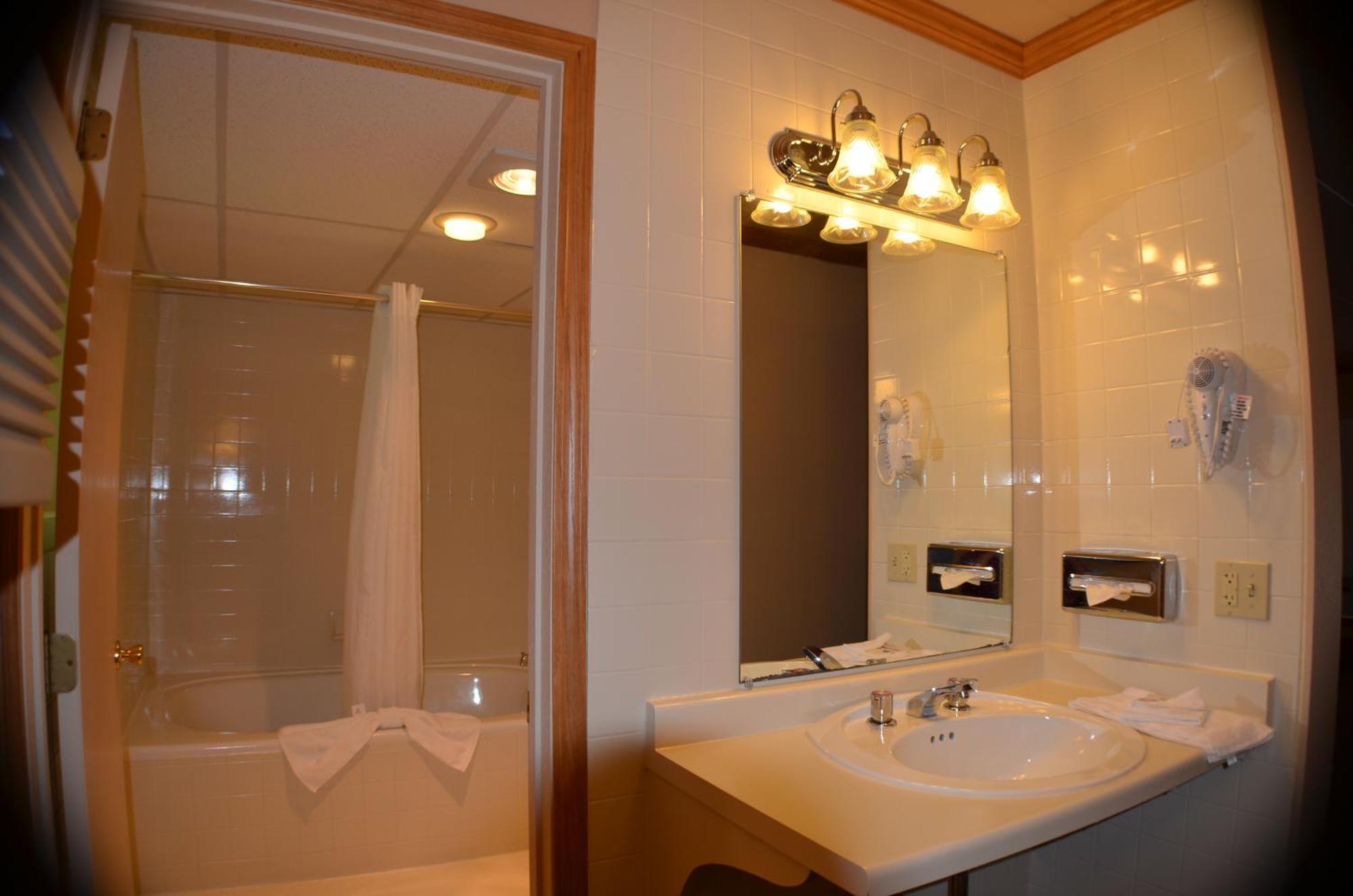 Amber'S Inn And Suites Wisconsin Dells Phòng bức ảnh