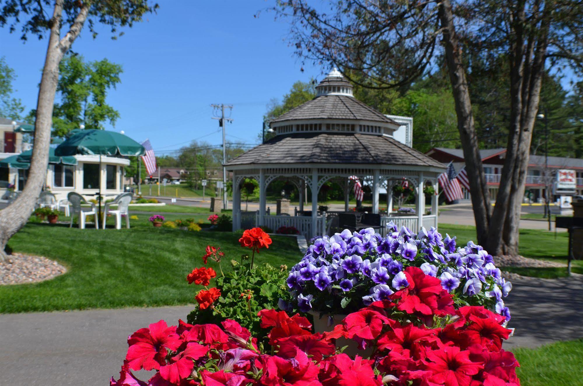 Amber'S Inn And Suites Wisconsin Dells Ngoại thất bức ảnh